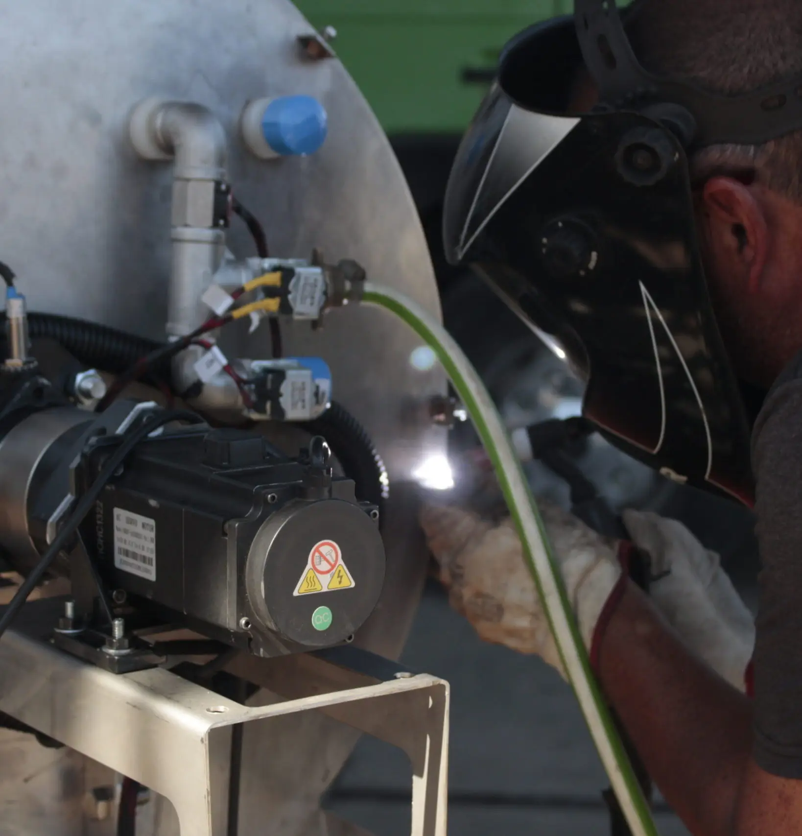 Soldadura TIG en estructura de lavadora industrial Ronda — planta Quilicura